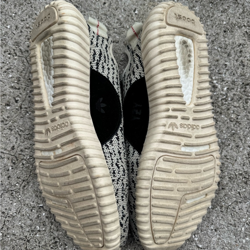 Yeezy Boost Turtle Dove 350 Black and White Athletic Shoes - Picture 3 of 3